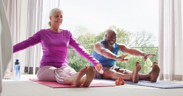 Glad Senior Diverse Par Praktiserar Yoga Och Stretching Kvalitetstid Hemmet — Stockvideo