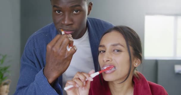 Відеозапис Щасливої Різноманітної Пари Чистячих Зубів Посмішок Ванній Вдома Щастя — стокове відео