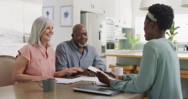 与非洲裔美国女性朋友谈论着工作的快乐的老夫妇 在家中度过高质量时间和退休的概念 — 图库视频影像