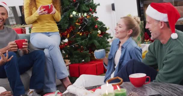 Grupo Feliz Amigos Diversos Bebendo Cacau Passar Tempo Qualidade Casa — Vídeo de Stock