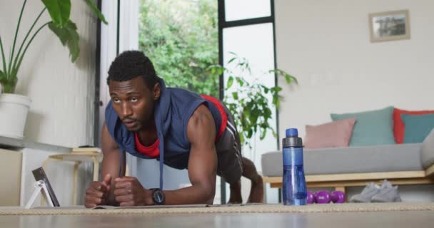 Homem Afro Americano Feliz Exercitando Sala Estar Usando Tablet Passar — Vídeo de Stock