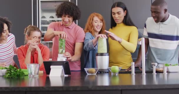 Heureux Groupe Amis Divers Préparant Une Boisson Saine Dans Cuisine — Video