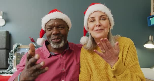 Portret Van Een Gelukkig Stel Met Kerstmutsen Kwaliteitstijd Doorbrengen Met — Stockvideo