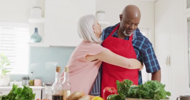 Mutfakta Önlük Giyen Mutlu Kıdemli Çift Evde Emeklilik Konseptinde Kaliteli — Stok video