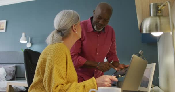 Mutlu Kıdemli Çift Masada Oturuyor Çalışıyor Evde Emeklilik Konseptinde Kaliteli — Stok video