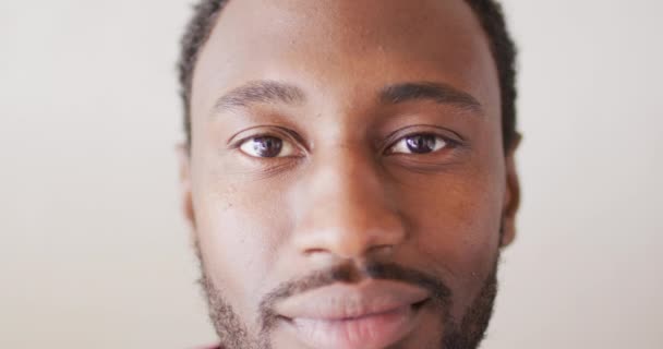 Retrato Del Hombre Afroamericano Feliz Mirando Cámara Sonriendo Pasar Tiempo — Vídeos de Stock