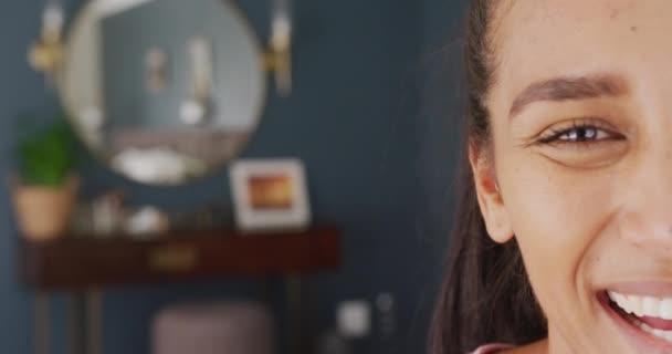Portrait Vidéo Moitié Visage Femme Biraciale Souriant Dans Chambre Coucher — Video