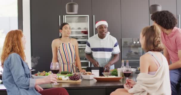 Щаслива Група Різноманітних Друзів Готує Вечерю Кухні Разом Якісний Час — стокове відео