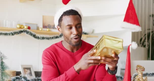Feliz Afroamericano Con Sombrero Santa Claus Videollamada Pasar Tiempo Calidad — Vídeos de Stock