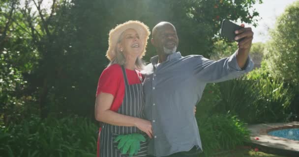 Pasangan Senior Yang Bahagia Mengambil Foto Selfie Kebun Menghabiskan Waktu — Stok Video