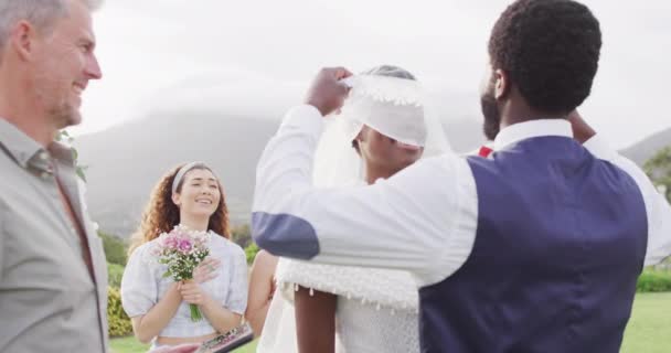 Selamat African American Menikah Pasangan Dengan Beragam Teman Hari Pernikahan — Stok Video