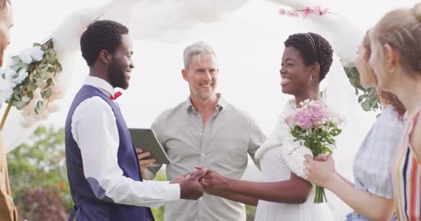 結婚式中に手をつないで幸せなアフリカ系アメリカ人のカップルの肖像画 結婚式の日 包容力とライフスタイルの概念 — ストック動画