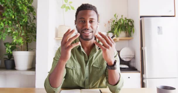 Mutfaktaki Masada Oturan Mutlu Afro Amerikalı Adam Video Görüşmesi Yapıyor — Stok video