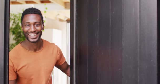 Retrato Del Hombre Afroamericano Feliz Mirando Cámara Sonriendo Pasar Tiempo — Vídeo de stock