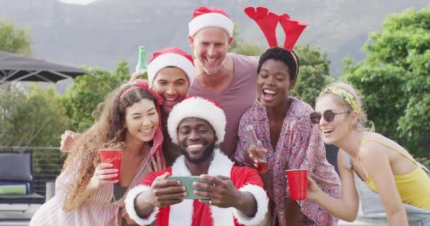 Glad Grupp Olika Vänner Som Tar Selfie Julfest Trädgården Tillbringa — Stockvideo