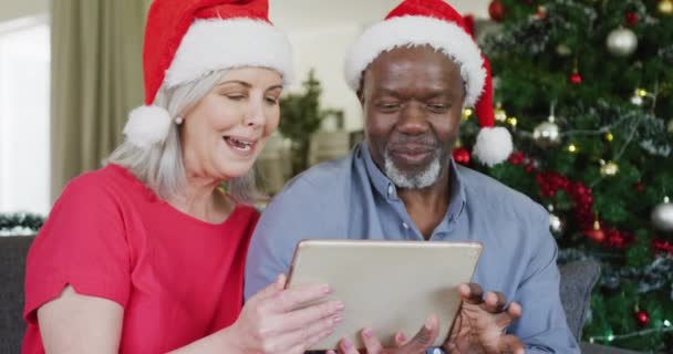 Šťastný Seniorský Pár Používající Tablet Vánoce Trávit Kvalitní Čas Vánoční — Stock video