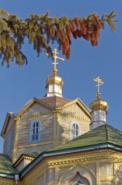Dřevěný pravoslavný kostel — Stock fotografie