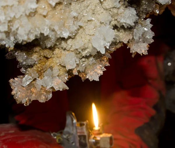 Кристаллы друзов в пещере — стоковое фото