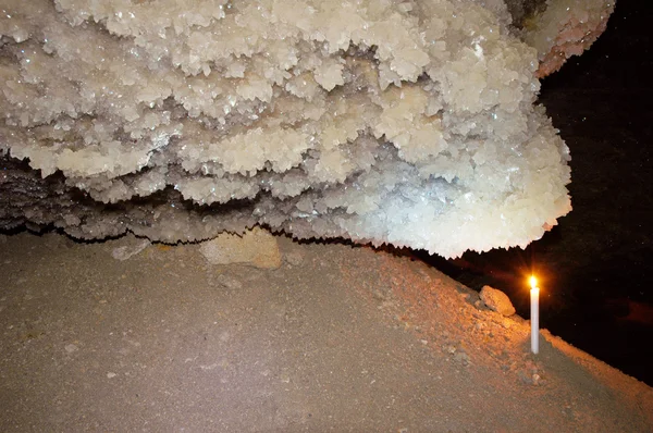 Candle and Druze gypsum crystals — Stock Photo, Image