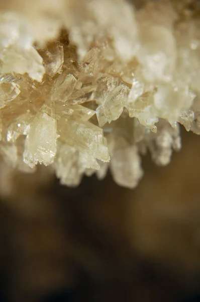 Кристаллы друзов в пещере — стоковое фото