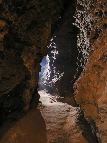 Galerie in einer blau hervorgehobenen Höhle — Stockfoto