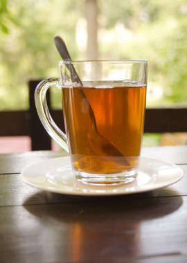 Kırmızı çay kupa ve şeker küpleri