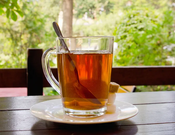 Kırmızı çay kupa ve şeker küpleri