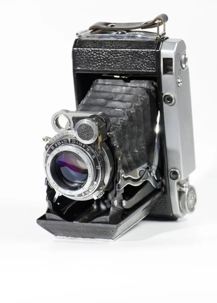 Вінтажна і ретро камера (вид збоку) ізольовані в білому — стокове фото