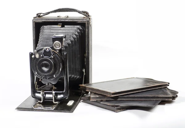 Vintage a retro fotoaparát (pohled z boku), samostatný v bílém — Stock fotografie