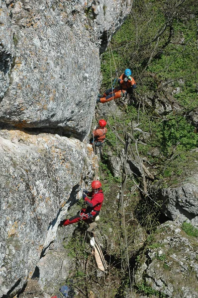 登山、岩の上のトレーニング — ストック写真