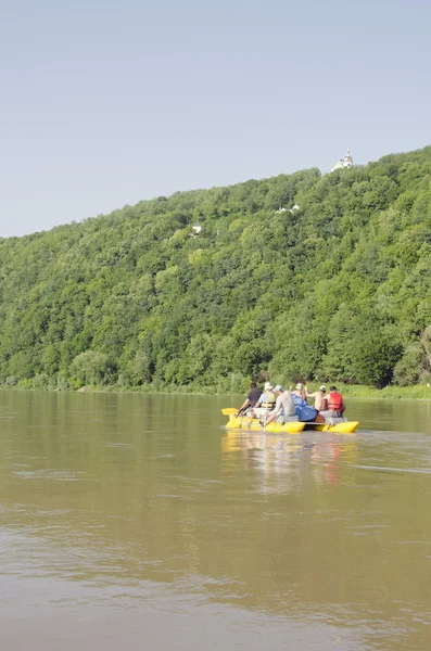 Rafting op een catamaran op de pittoreske rivier — Stockfoto