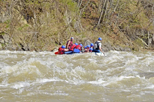 Rafting na rzece górskiej — Zdjęcie stockowe