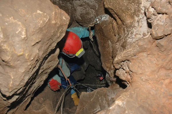 Höhlenforscher in der vertikalen Höhle — Stockfoto