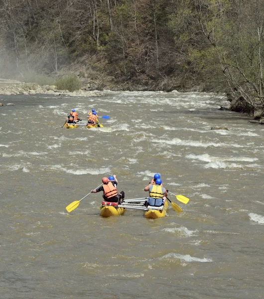 Rafting na rzece górskiej — Zdjęcie stockowe
