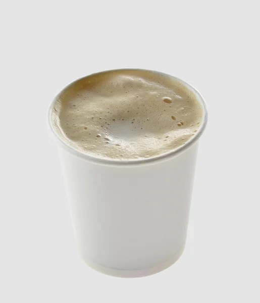 Kaffee mit Schaum in einer Papptasse, auf grauem Hintergrund — Stockfoto