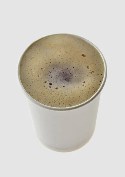 Café avec mousse dans une tasse en papier, sur un fond gris — Photo