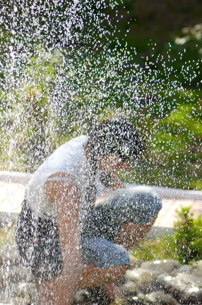 Jovem perto de uma fonte — Fotografia de Stock