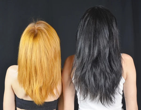 Junge Frauen mit langen glatten Haaren — Stockfoto