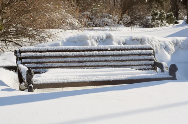 Ławka w parku zimowym — Zdjęcie stockowe