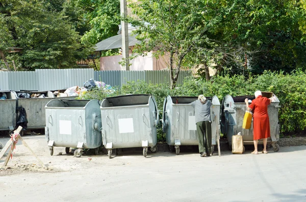 Homeless people near the garbage cans — Stock Photo, Image