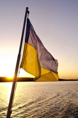 bir arka planda bir günbatımı Ukrayna bayrağı