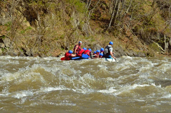 Rafting na rzece górskiej — Zdjęcie stockowe