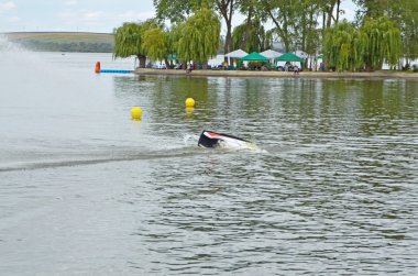 jet ski üzerinde akrobatik numaralar