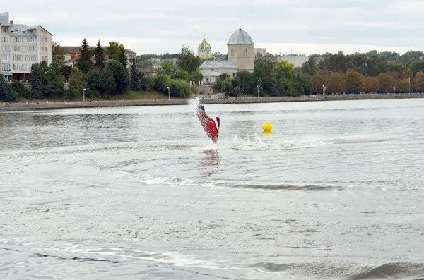 Trucs acrobatiques sur un jet ski — Photo