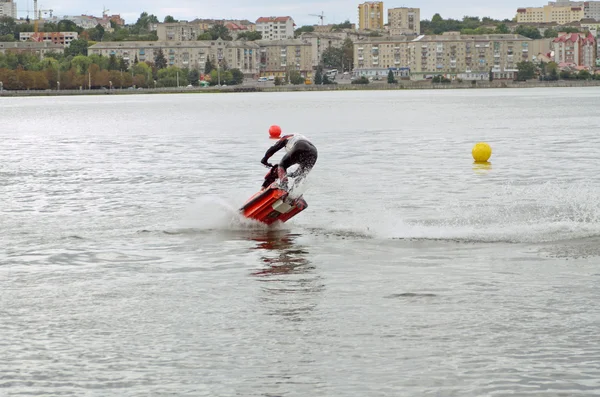 Acrobatische trucs op een jet ski — Stockfoto