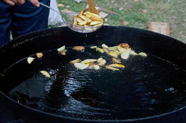 Картопля смажена в чані — стокове фото