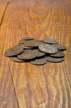 ahşap bir masa üzerinde eski İngiliz sikkeleri