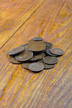 ahşap bir masa üzerinde eski İngiliz sikkeleri