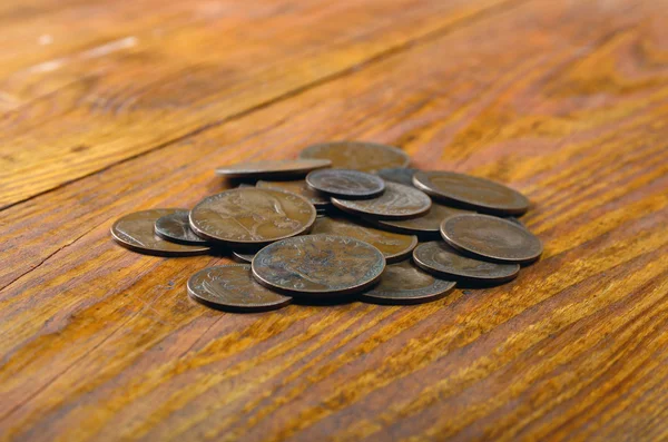 Oude Engelse munten op een houten tafel — Stockfoto