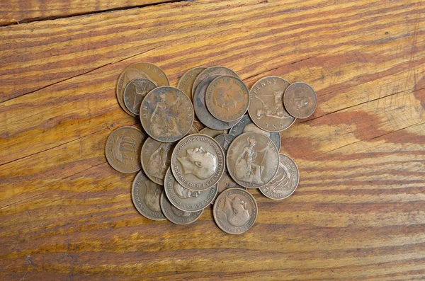 Monete inglesi antiche su un tavolo di legno — Foto Stock
